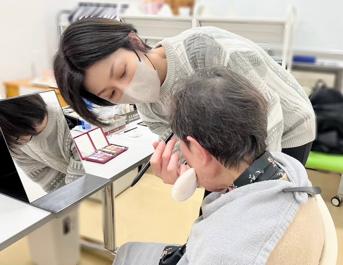 メイクアップアーティストが静岡の介護施設でのタッチアップメイクを振り返る